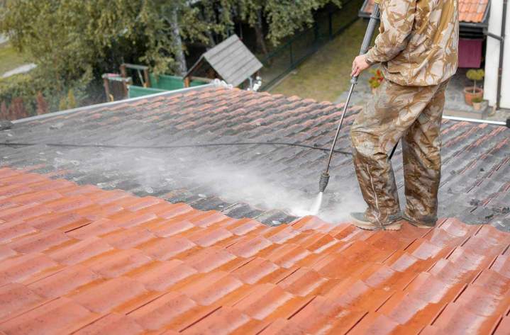 Travaux de démoussage de toiture Clermont-Ferrand